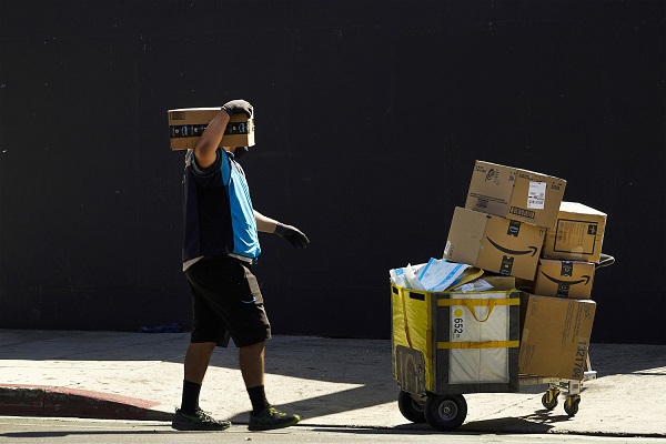 amazon-delivery-worker-pushing-cart-and-carrying-package-november-2020-enternews-1622471764