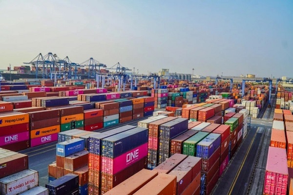 Doanh nghiệp tiếp tục đối mặt tăng cước vận chuyển container và phụ phí