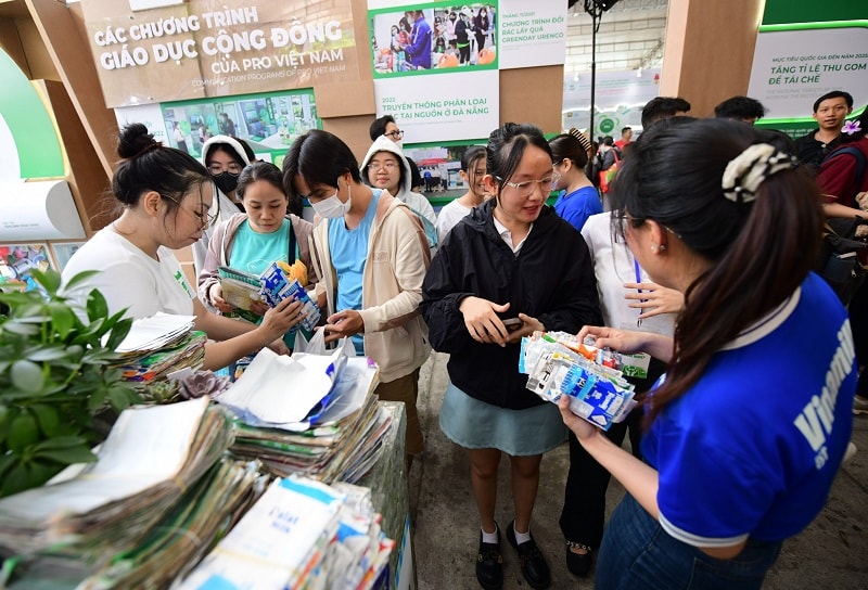 Các bạn trẻ hào hứng với trải nghiệm “siêu xanh, siêu xinh” đến từ Vinamilk