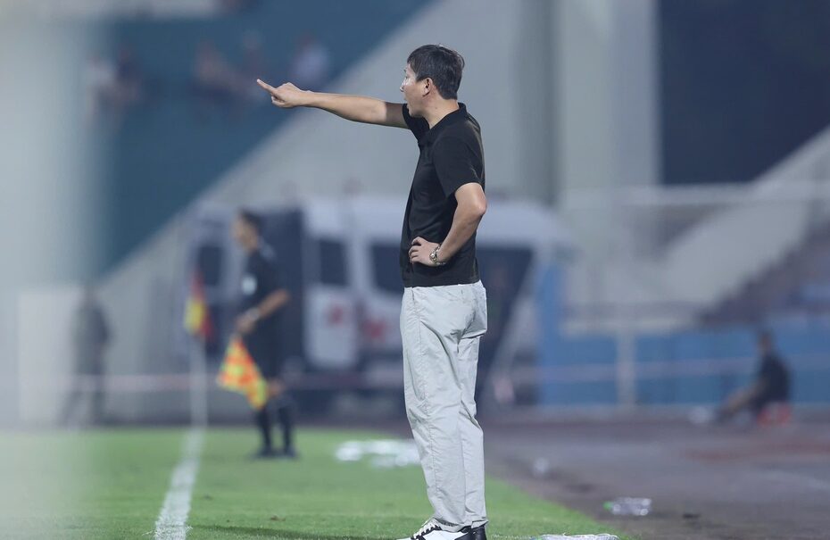 HLV Kim Sang Sik vẫn mát tay và khó lường