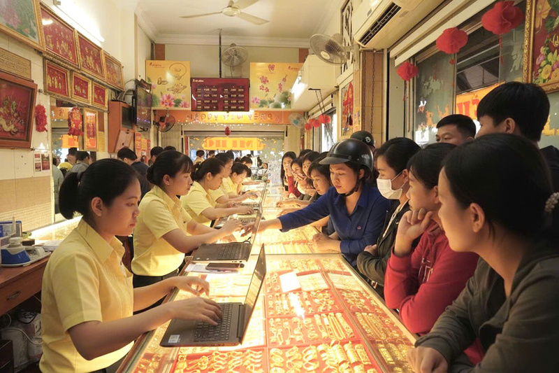 TP. Hồ Chí Minh: Tiệm vàng đông khách từ sớm trước ngày vía Thần Tài