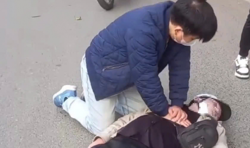 Khen thưởng bác sĩ ép tim cứu người bị tai nạn giữa phố