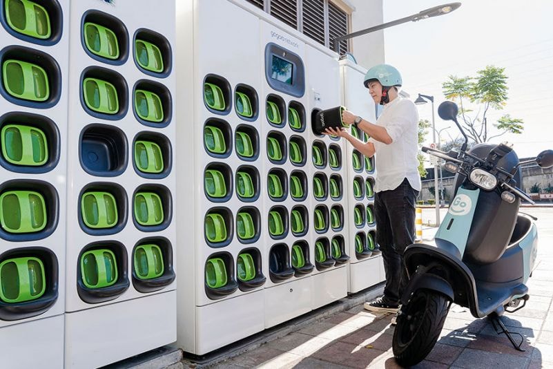 Xe máy điện 2026: người dùng đô thị chọn sạc cố định hay đổi pin?