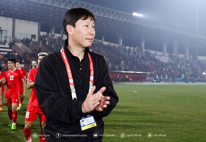 HLV Kim Sang Sik mong cầu thủ Việt Nam được thi đấu cho MU