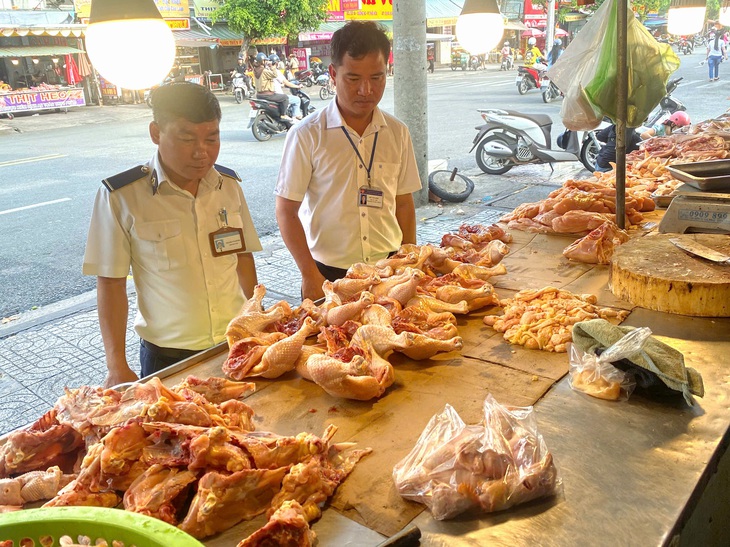 TP.HCM: Tăng kiểm tra tại các chợ, nhiều tiểu thương bị phạt vì địa điểm giết mổ gà, vịt