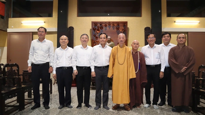 Lãnh đạo TPHCM thăm, chúc mừng Đại lễ Phật đản