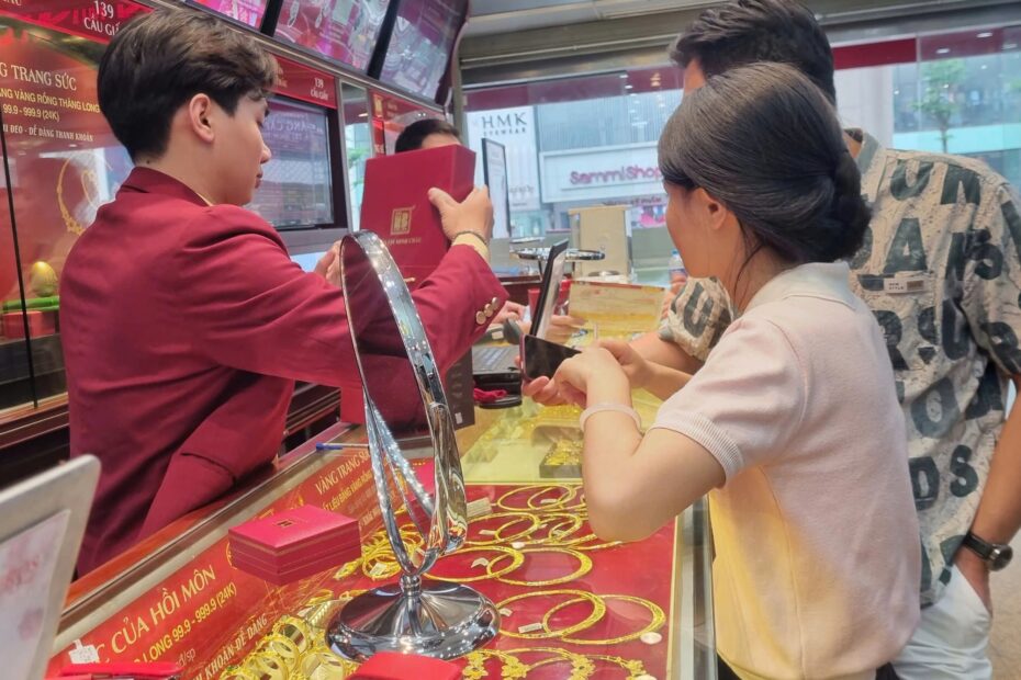 Giá vàng hôm nay 12/5: Vàng SJC áp sát mốc 167 triệu đồng/lượng