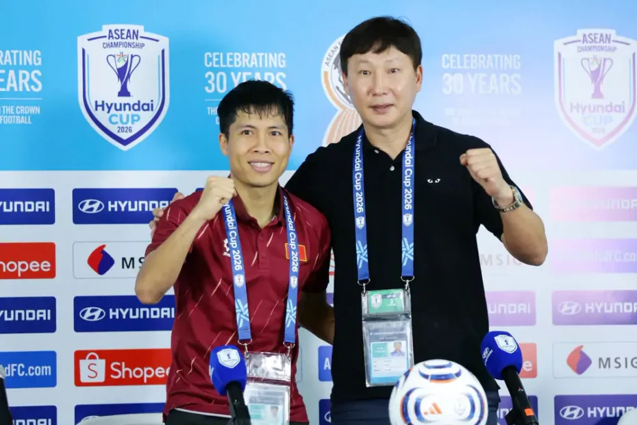 Áo đen của HLV Kim Sang Sik: Chuyện đùa sau chiến thắng hay niềm tin vào yếu tố may mắn?