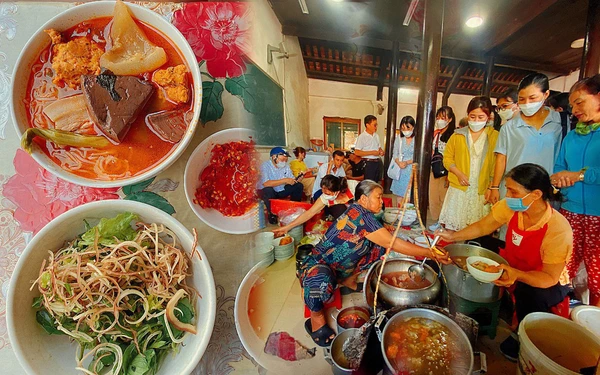 Đĩa cơm, tô bún 30.000 đồng biến mất, người dân phải chi tiêu ăn uống ra sao?